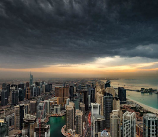 Emirados Árabes Unidos provoca chuvas artificiais com nova tecnologia em meio a uma onda de calor