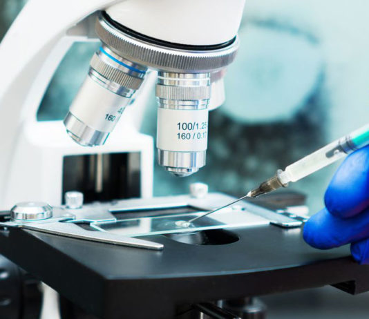 Médicos analisam conteúdo das vacinas em microscópio e fazem descobertas intrigantes!