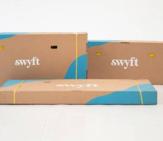 O sofá Swyft vem em caixas para ser montado sem ferramentas