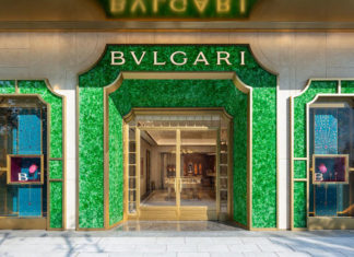 Garrafas de champanhe recicladas viram fachada da loja Bulgari em Xangai