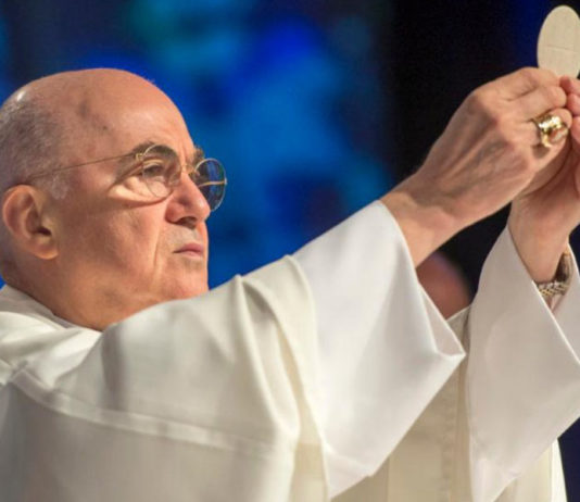 Arcebispo Carlo Maria Viganò emite alerta sobre a agenda anti-humana da elite globalista