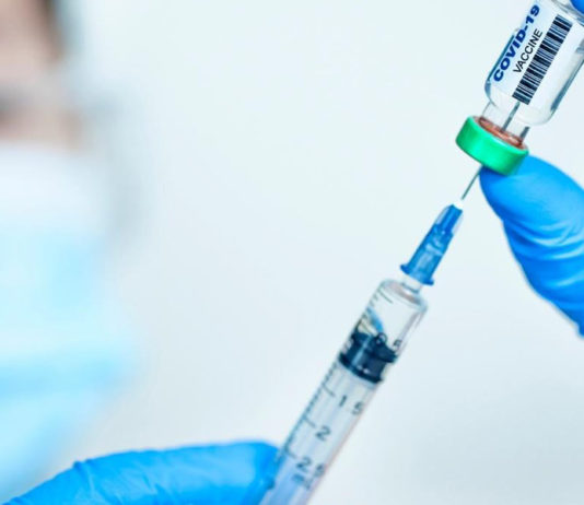 Pfizer anuncia que já produziu milhões de doses da vacina Omicron. Como isso é possível?