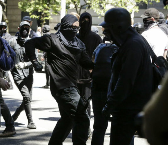 Governos e mídia usam grupos terroristas para fazer baderna nos protestos “anti-vacinas”