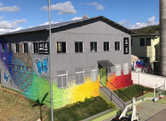 ONG Mangalô, com ajuda de voluntários, constrói escola com 2,5 milhões de embalagens plásticas