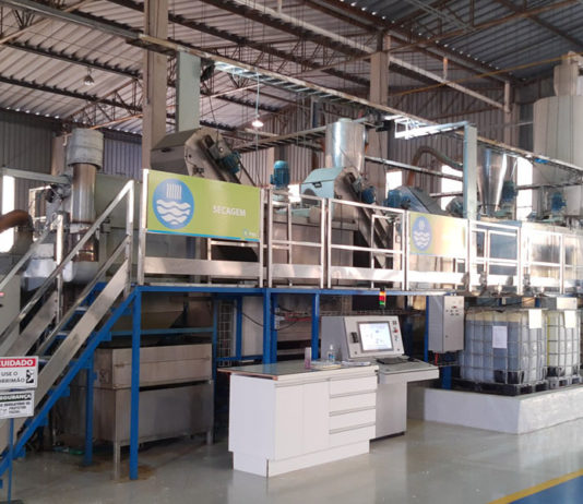 Tecnlogia da Deink Brasil remove a tinta de resíduos plásticos impressos, facilitando a reciclagem