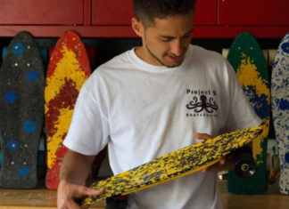 Engenheiro canadense produz skates de tampinhas plásticas recicladas na Rocinha