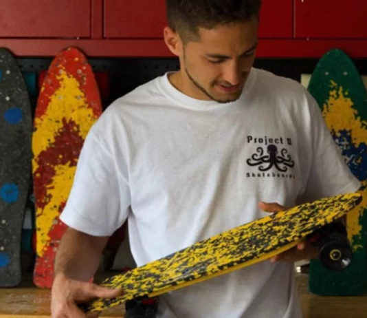 Engenheiro canadense produz skates de tampinhas plásticas recicladas na Rocinha