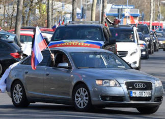 Alemães saíram às ruas agitando bandeiras russas em apoio a Rússia, para desespero das “autoridades” da UE