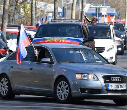 Alemães saíram às ruas agitando bandeiras russas em apoio a Rússia, para desespero das “autoridades” da UE