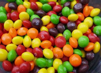 O corante dióxido de titânio, usado em doces e alimentos, pode alterar o DNA e danificar órgãos vitais