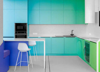 Um apartamento minimalista com um gradiente de cores brilhantes variando de verde a roxo