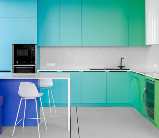Um apartamento minimalista com um gradiente de cores brilhantes variando de verde a roxo