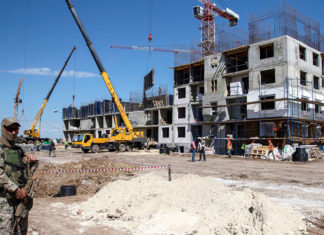 Rússia constrói novas casas gratuitas em Mariupol para aqueles que tiveram suas casas destruídas pelo governo ucraniano