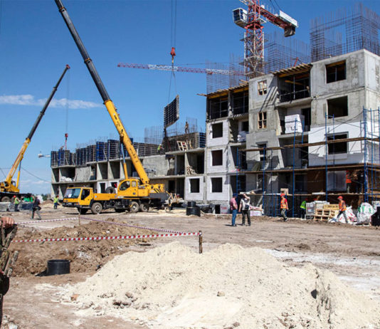Rússia constrói novas casas gratuitas em Mariupol para aqueles que tiveram suas casas destruídas pelo governo ucraniano