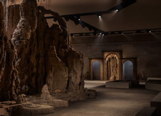 Artista Eva Jospin esculpe uma gruta barroca em papelão para o desfile primavera/verão 2023 da Dior