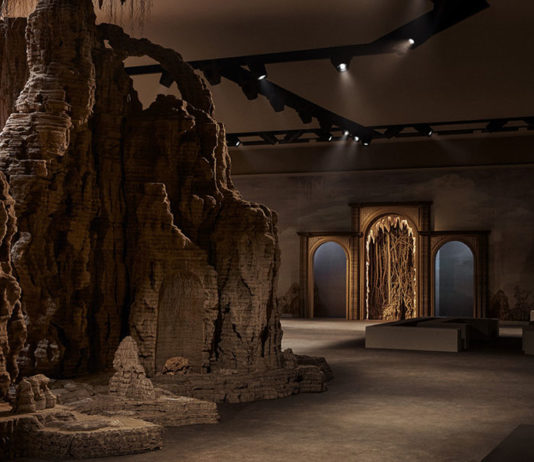 Artista Eva Jospin esculpe uma gruta barroca em papelão para o desfile primavera/verão 2023 da Dior