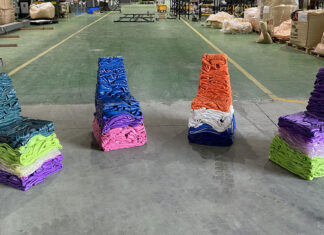 A coleção de móveis de plástico reciclado de Youngmin Kang é colorida e escultural