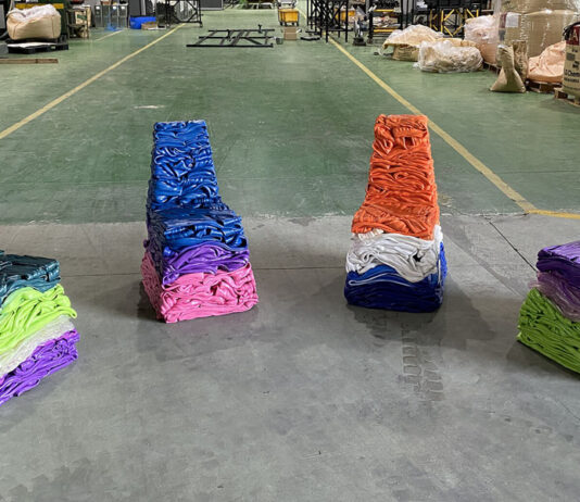 A coleção de móveis de plástico reciclado de Youngmin Kang é colorida e escultural