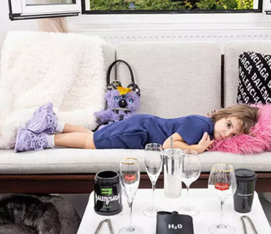 A grife de luxo Balenciaga é acusada de abuso e sexualização de crianças em sua nova campanha
