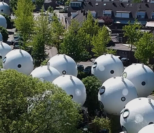 Bolwoningen na Holanda são casas futuristas que parecem bolas de golfe