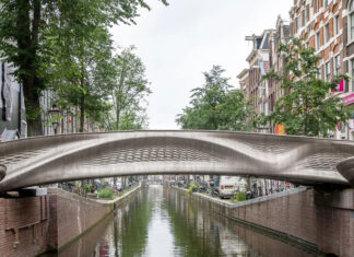 MX3D imprimiu uma ponte de aço inoxidável para cruzar um dos canais mais antigos de Amsterdã