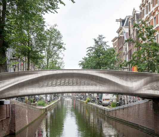 MX3D imprimiu uma ponte de aço inoxidável para cruzar um dos canais mais antigos de Amsterdã