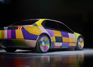 O carro-conceito “i Vision Dee” da BMW muda para 32 cores diferentes