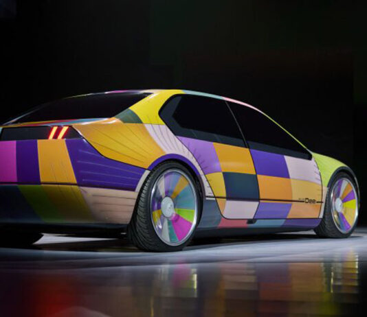 O carro-conceito “i Vision Dee” da BMW muda para 32 cores diferentes