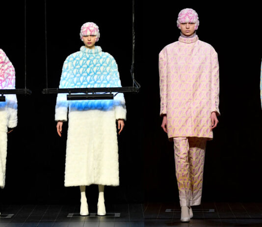 Anrealage usou luzes ultravioleta para mudar a cor das roupas na passarela do Paris Fashion Week