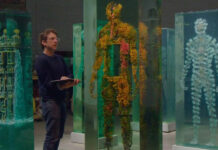 Dustin Yellin cria belas esculturas com camadas de pintura e mosaico de fotos