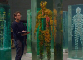 Dustin Yellin cria belas esculturas com camadas de pintura e mosaico de fotos
