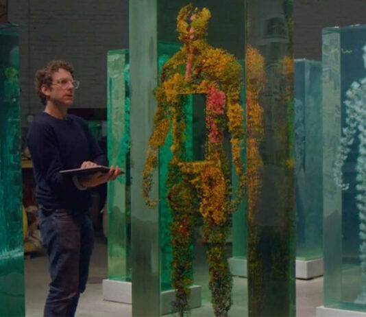 Dustin Yellin cria belas esculturas com camadas de pintura e mosaico de fotos