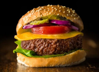 A verdade “sangrenta” sobre a carne falsa de laboratório e sua “pegada de carbono”