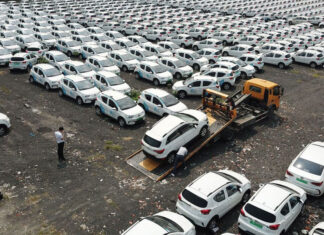 A China está abandonando milhares de carros elétricos em campos por todo o país