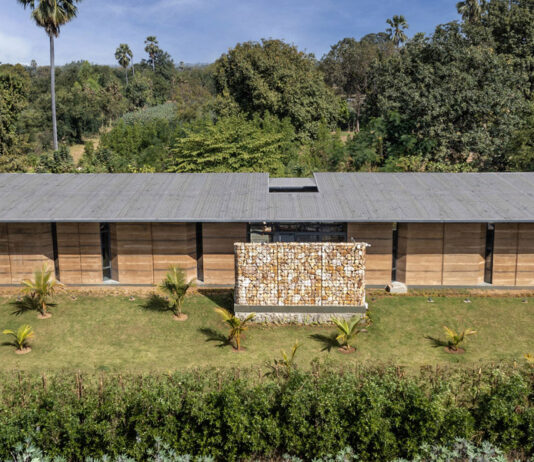 Uma moderna casa de taipa de pilão que enfatiza a sustentabilidade
