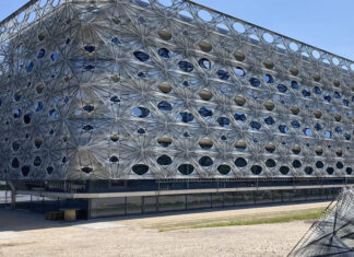 A fachada têxtil do Texoversum foi feita de fibras de carbono enroladas por robôs