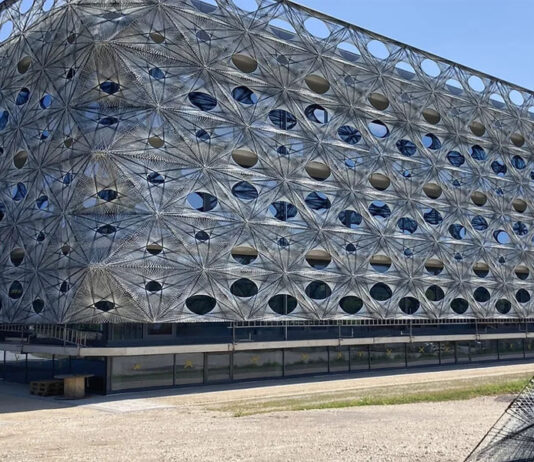 A fachada têxtil do Texoversum foi feita de fibras de carbono enroladas por robôs
