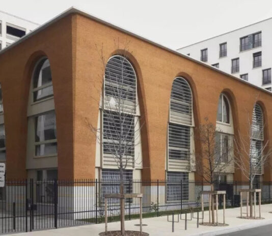 Os belos arcos deste edifício foram feitos de taipa de pilão
