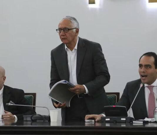 Ministro da Saúde da Colômbia ADMITE PUBLICAMENTE que as vacinas do COVID têm sido uma manipulação e engano