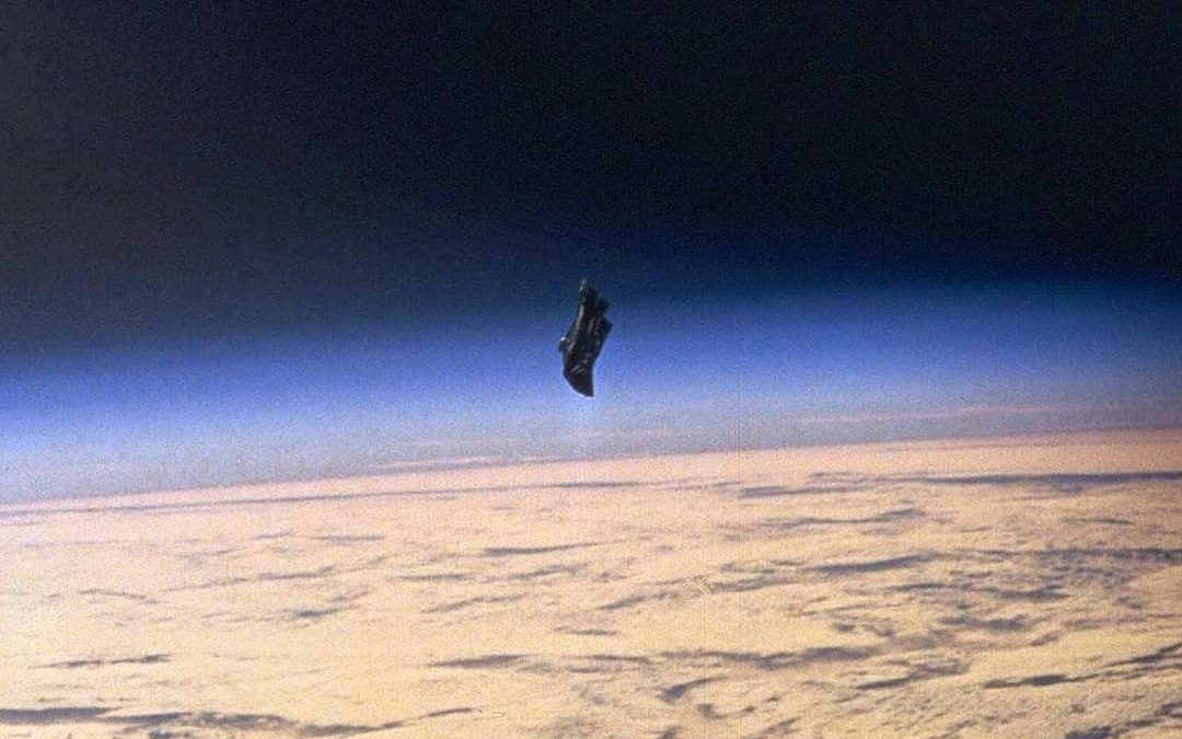 Seria o Cavaleiro Negro um antigo satélite extraterrestre orbitando a Terra 1