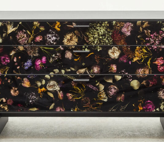 O artista Marcin Rusak cria esculturas e móveis com flores e folhas em bioresina