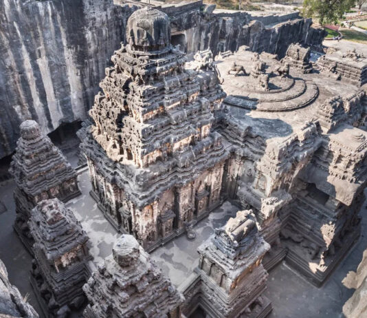 O templo Kailasa na Índia foi esculpido na rocha com corte a laser?