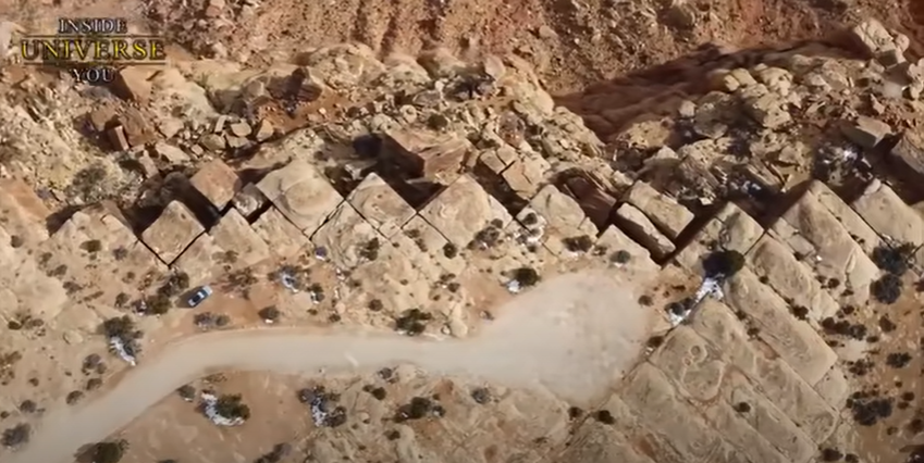 Enormes blocos retangulares e perfeitamente angulares encontradas no Monument Valley 2