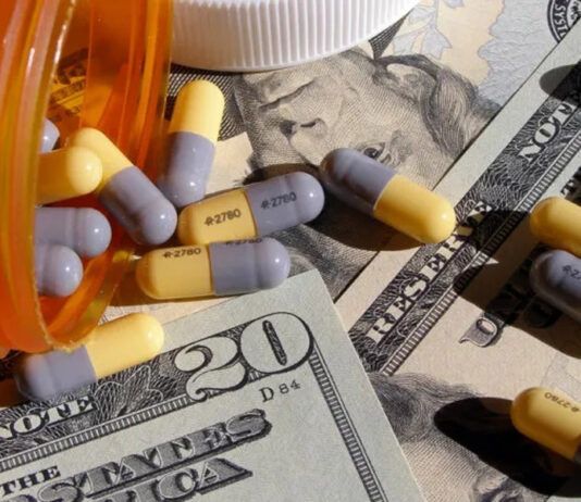 O poder da indústria farmacêutica sobre as políticas governamentais de saúde