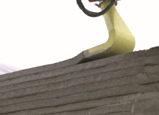 A impressora 3D móvel KARLOS imprime paredes de concreto num tempo muito curto.