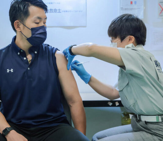 Japoneses estão revoltados com o excesso de mortes causados pelas “vacinas” do Covid.