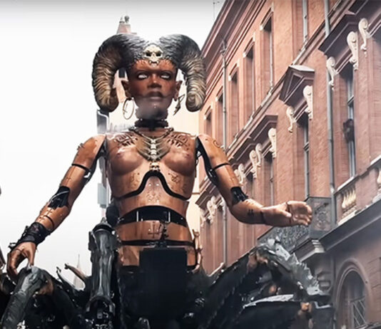 Uma “Ópera Urbana” em Toulouse usando máquinas enormes é denunciada como um ritual satânico.