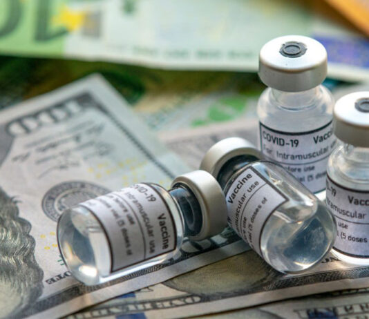 Governo Biden protege a Big Pharma de acusações de genocídio com vacinas.