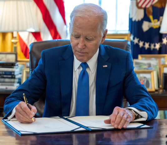 BOMBA! A Presidência de Biden foi inteiramente administrada por assinatura automática.