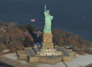 Político francês exige que os EUA devolvam a Estátua da Liberdade à França. Mas qual a verdade oculta sobre esse monumento?